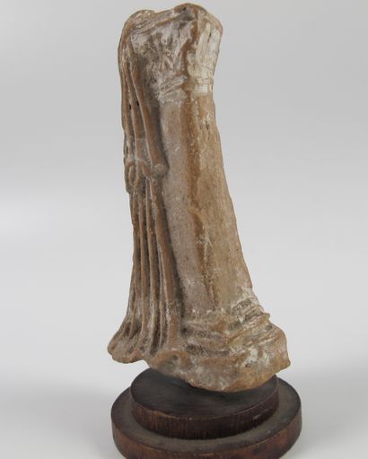 null Corinthian column wearing a chlamydia. Terracotta. L 8 cm without base. Symbol...