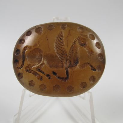 null Oval pearl with a Pegasus in intaglio. Agate. L approx. 43mm. Thickness approx....
