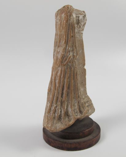 null Corinthian column wearing a chlamydia. Terracotta. L 8 cm without base. Symbol...