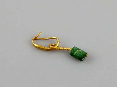 null Boucle d’oreille à décor de perle

Or 2.1 cm

Période antique