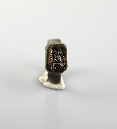 null Ring with a recessed decoration of two stylized birds

Bronze Finger size 52

Roman...