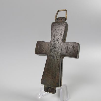 null Croix-encolpion. Bronze. L 9 cm. Christ en croix gravé sur une face, vierge...