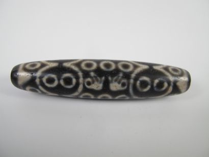 null Rare Dzi bead with 27 eyes, protective talisman. Agate. L approx 70mm. Approx....