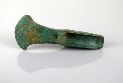 null Hache à talon et butée

Bronze 13 cm

Protohistoire Age du bronze