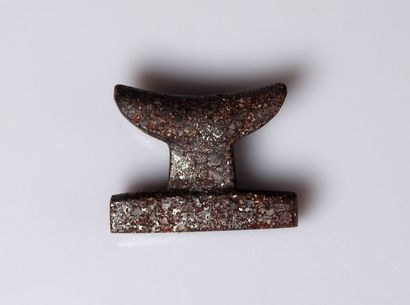 null Amulette représentant un appui nuque

Pierre noire 2.3 cm

Egypte Basse Epoque...