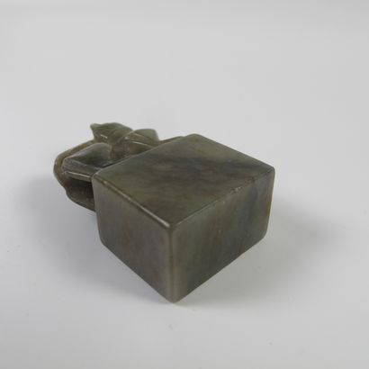 null Cachet de jade surmonté d’un chien. Jade néphrite. H 6cm. Chine. XIXe – Xxe