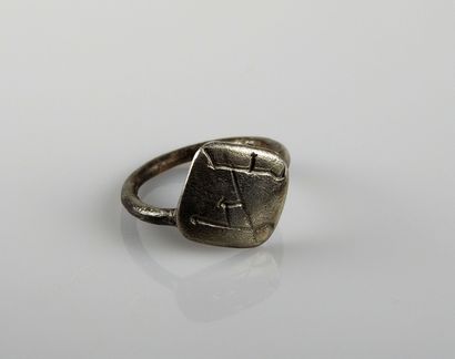 null Ring with a Greek monogram

Silver Finger size 53

Hellenistic or Roman per...