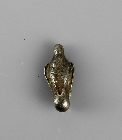 null Amulette en forme d’aigle sur un globe

Argent 1.7 cm

Egypte période romai...
