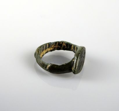 null Ring with a dolphin decoration in hollow

Bronze Finger size 55

Roman peri...
