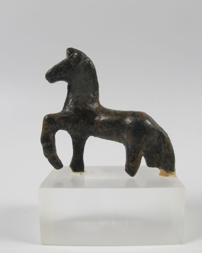 null Statuette of a horse passing to the left. Bronze with red patina. L 4cm. Roman...