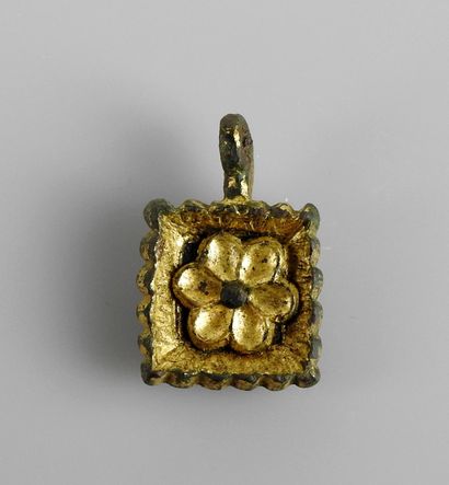 null Vervelle à décor de fleurette (pour chiens, ou faucons)

Bronze doré 2.8 cm

Période...