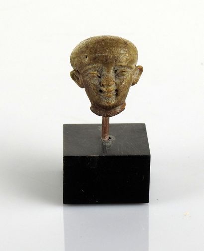null Très fine tête du dieu Ptah Pathèque

Fritte ou Terre cuite 2.4 cm

Egypte Basse...