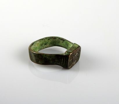 null Ring with a recessed decoration of two stylized birds

Bronze Finger size 52

Roman...