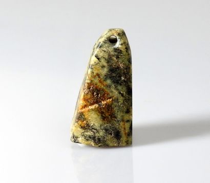 null Sceau pyramidal en creux représentant la déesse Maat

Granit vert moucheté 3...