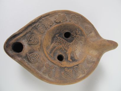 null Oil lamp decorated with a deer. Beige terracotta. L 10cm. Roman style