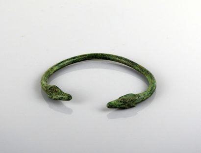 null Bracelet se terminant par des têtes de béliers

Bronze 7.7 cm

Ier millénaire...