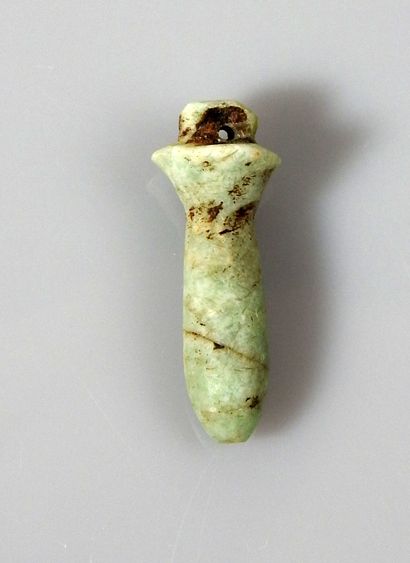 null Rare amulette représentant un pilier lotiforme ouadj

Feldspath 2 cm

Egypte...