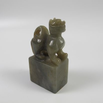 null Cachet de jade surmonté d’un chien. Jade néphrite. H 6cm. Chine. XIXe – Xxe
