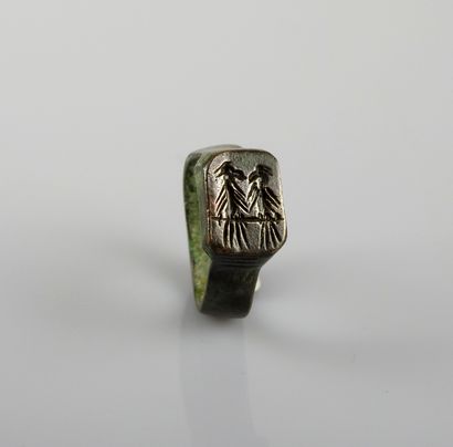 null Ring with a recessed decoration of two stylized birds

Bronze Finger size 52

Roman...