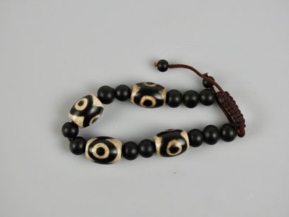 null Bracelet magique protecteur orné de perles Dzi.

Tibet.