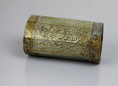 null Pot à décor d’inscriptions en arabe et de motifs végétaux

Laiton 13 cm

XIXème...