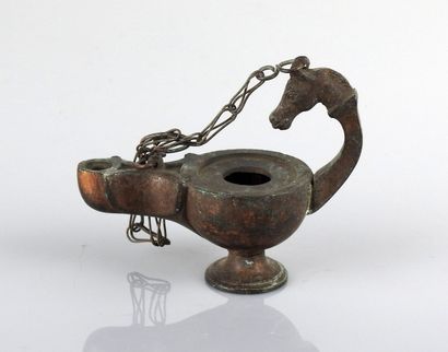 null Joli modèle de lampe à huile se terminant par une tête de cheval

Bronze 9 cm

XIXème...