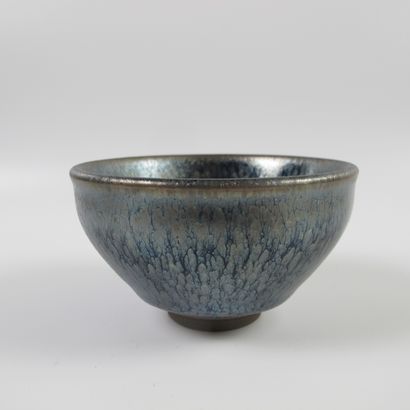 null Stoneware bowl glazed with silver and black flamed glaze. Diam. 9cm. Height...