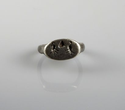 null Ring with a decoration of two birds, in the center a triangular symbol

Silver...