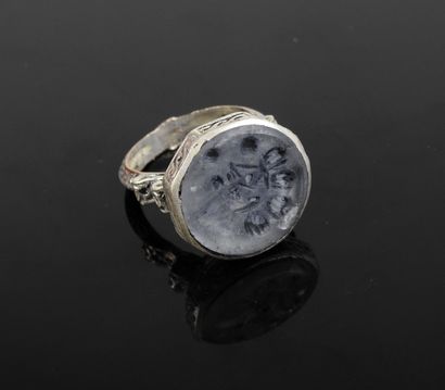 null Important ring with a seal in the shape of a male head

Silver and rock crystal

Finger...
