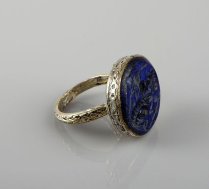 null Important ring with a character holding a bow

Silver and lapis lazuli

Finger...