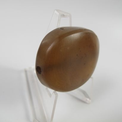 null Oval pearl with a Pegasus in intaglio. Agate. L approx. 43mm. Thickness approx....