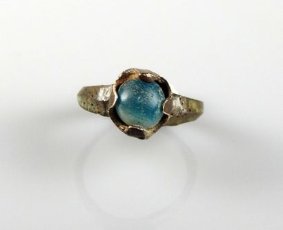 null Ring with a claw-shaped bezel holding a blue stone

Bronze Finger size 42

XVI-XVII...