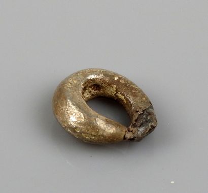 null Proto monnaie en forme d’anneau, similaire à certains exemplaires conservés...