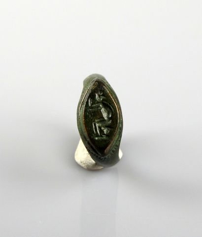 null Seal ring representing a seated man

Bronze Finger size 53

Roman period