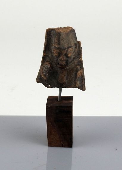 null Buste de pharaon portant la barbe postiche

Terre cuite 5 cm

Egypte Style de...