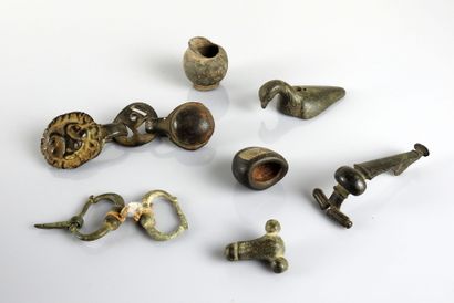 null Ensemble d'objets archéologiques comprenant clavandier, applique phallus, fibule,...