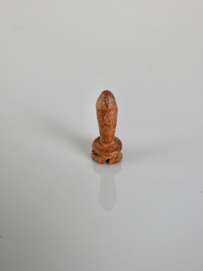 null Objet, qui est probablement un labret en bois sculpté antique.

L :2,5cm.Préhistorique...