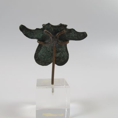 null Amulette phallique en bronze. L 4cm. Bélière manquante. Epoque romaine