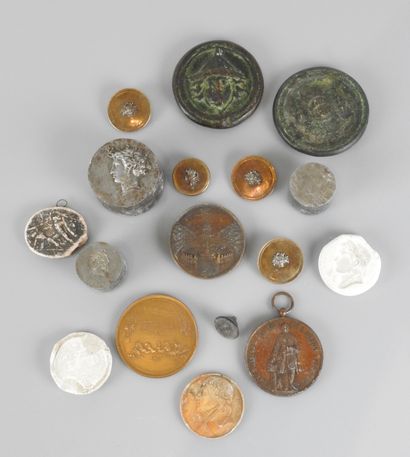 null Lot divers,empreintes,

Coins pour copies de l’antique deux copies en bronze...