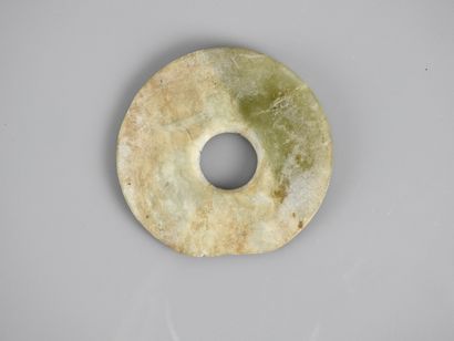 null Disque Bi.Jade néphrite en l’état.Chine antique.

D :6cm. 

Prov :Ancienne galerie...