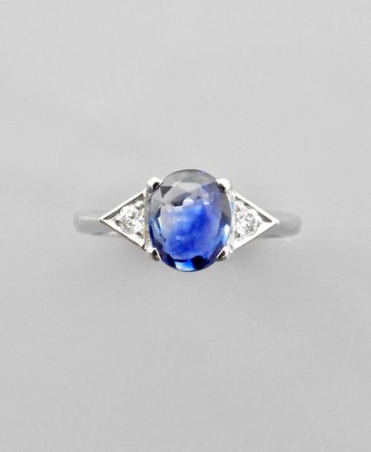 null White gold ring, 750 MM, set with a beautiful oval sapphire weighing 2.30 carats,...