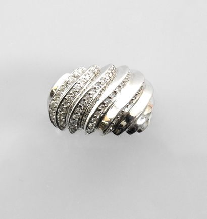 null Ring "mouvementée" in white gold, 750 MM, with gadroons underlined by diamonds,...