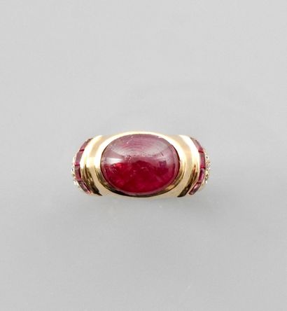 null Yellow gold ring, 750 MM, set with a cabochon ruby weighing approximately 5...