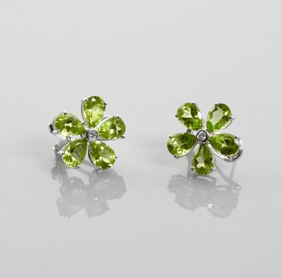 null Earrings in white gold, 750 MM, each adorned with peridots around a diamond,...
