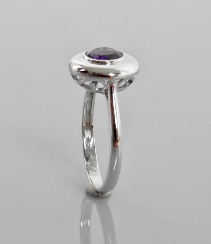 null Round ring in white gold, 750 MM, set with an amethyst weighing about 0.80 carat,...