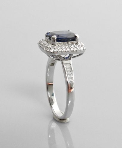 null White gold ring, 750 MM, set with a beautiful cushion-cut sapphire weighing...