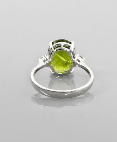 null White gold ring, 750 MM, set with an oval peridot weighing 5 carats, with two...