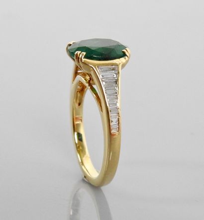null Yellow gold ring, 750 MM, set with a beautiful oval emerald weighing about 3...