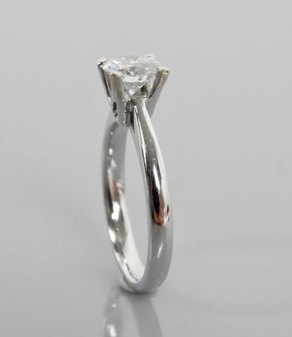 null 
Bague solitaire en or gris, 750 MM, ornée d'un joli diamant taille brillant...