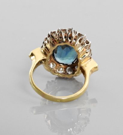null Ring in two golds, 750 MM, centered on a beautiful oval sapphire weighing 10.50...